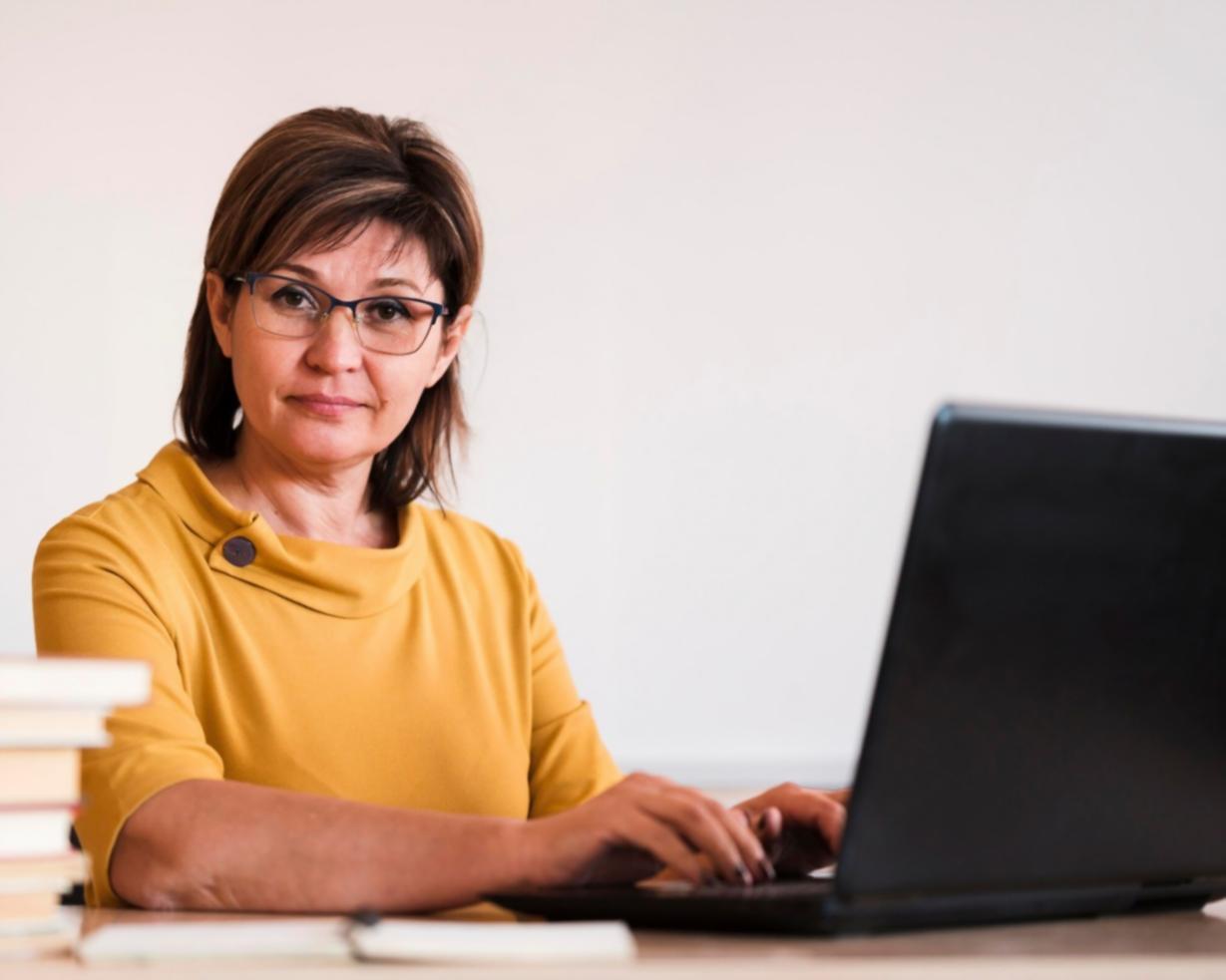 Equipo de drevanoliora trabajando en análisis financiero